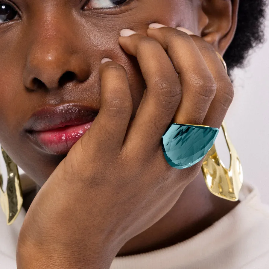 Anillo con Cuarzo Hidrotermal Onix acabado en oro amarillo 18K - Tak