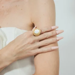 Anillo de Madreperla Blanca acabado en oro amarillo 18k - Mysdan