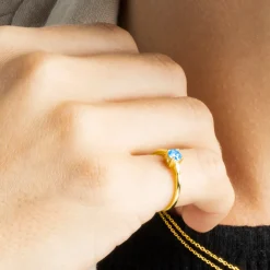 Anillo de Plata de Ley 925 con Cuarzo Hidrotermal Topacio Azul acabado en oro amarillo de 18K - Otieno