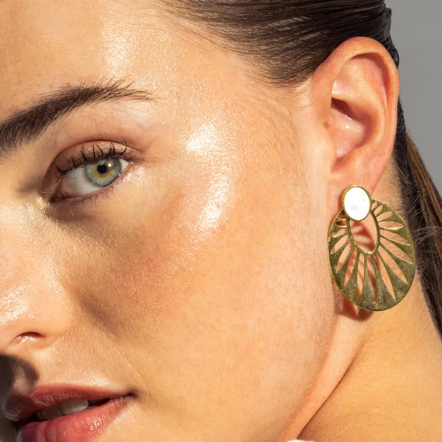 Pendientes de Madreperla Blanca acabados en oro amarillo 18K- Elbi